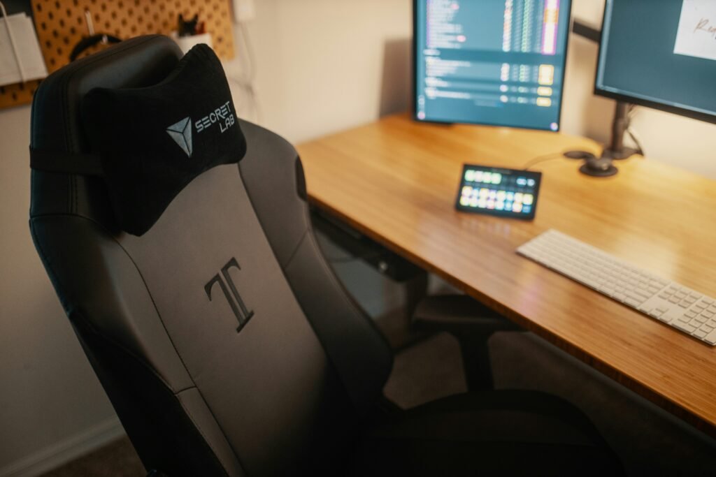 Ergonomic Gaming Room Setup — Chairs, Adjustable Desks, and Posture-Friendly Accessories Ergonomic Gaming Chairs